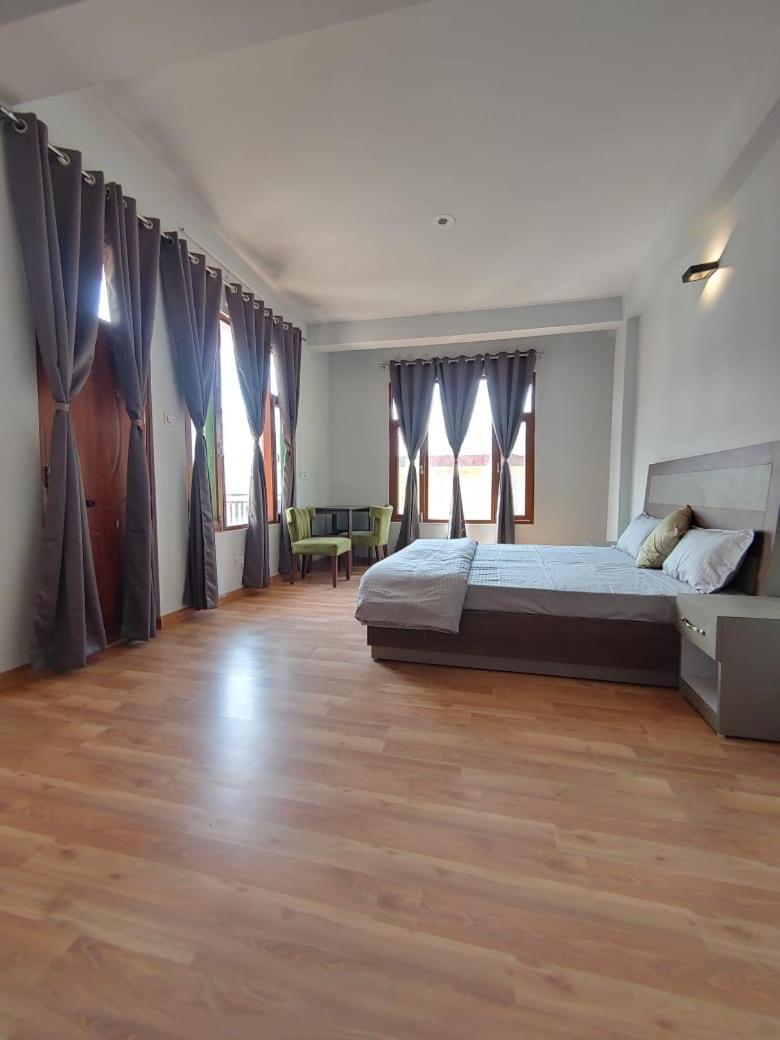 Lha Pomo Apartment Kyelang Exterior photo